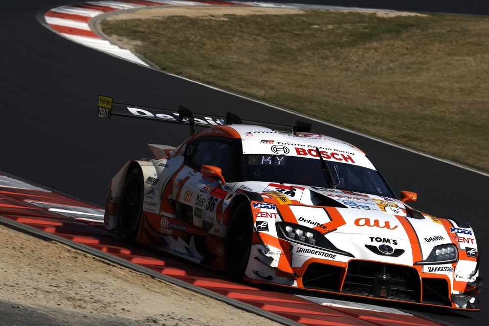 Dashing successfully into the lead, No.36 pulls away from the pack