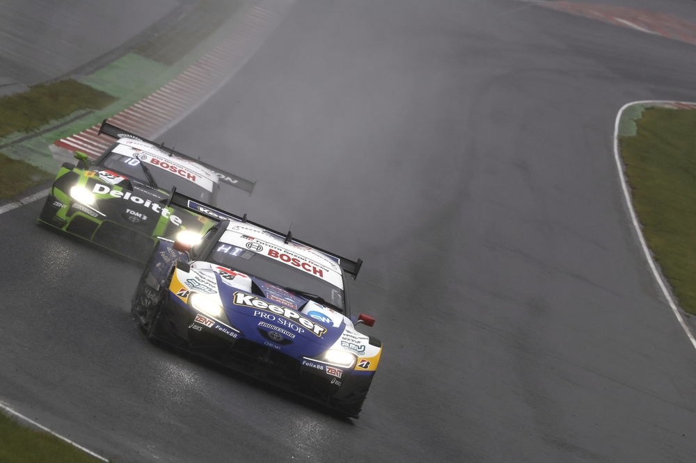 GT500 cars battle out in the rain.